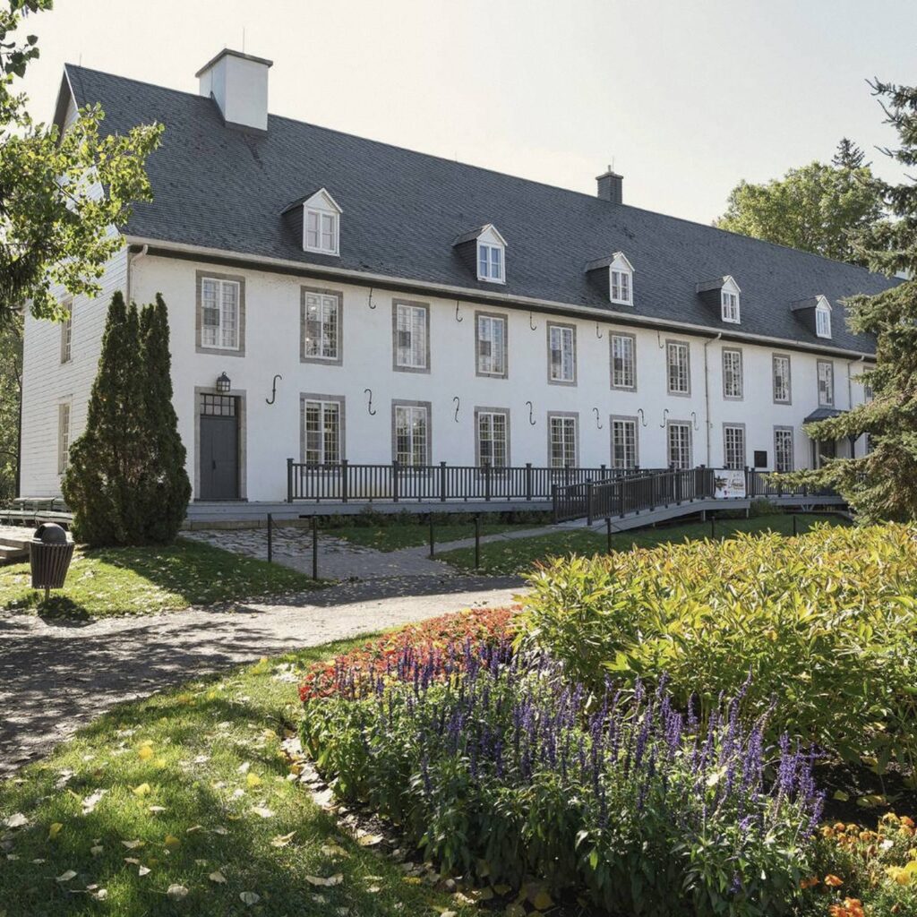 Le château du Domaine de Maizerets et ses massifs fleuris